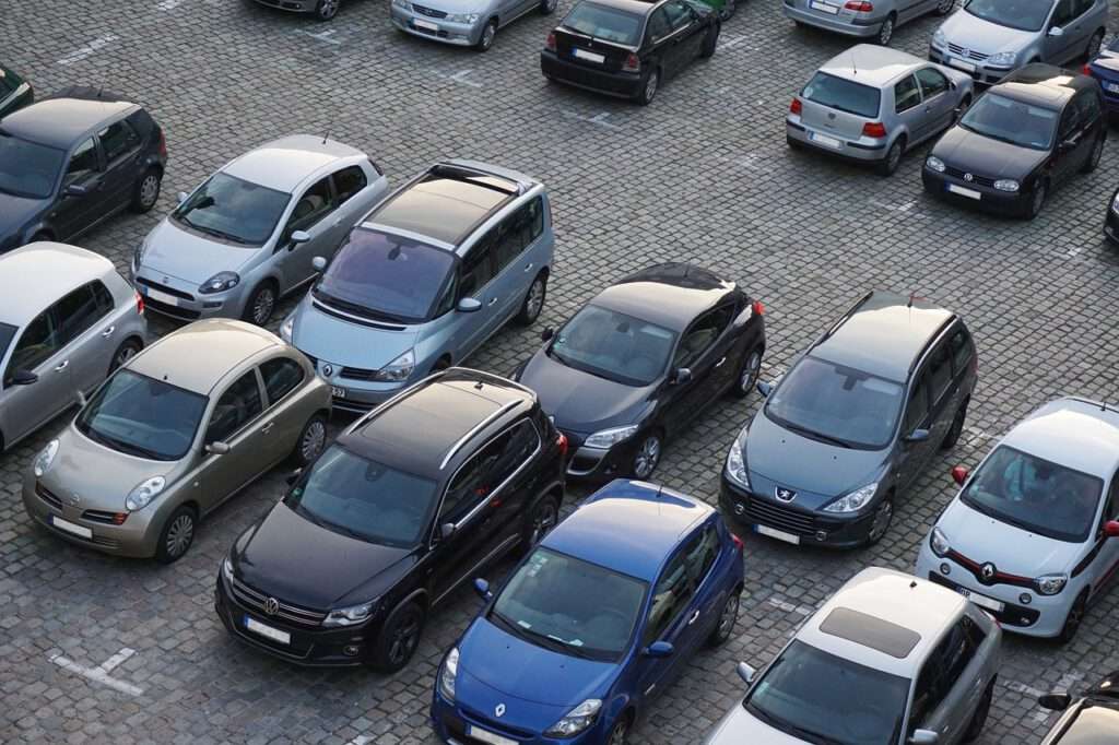Parkplatz mit Autos